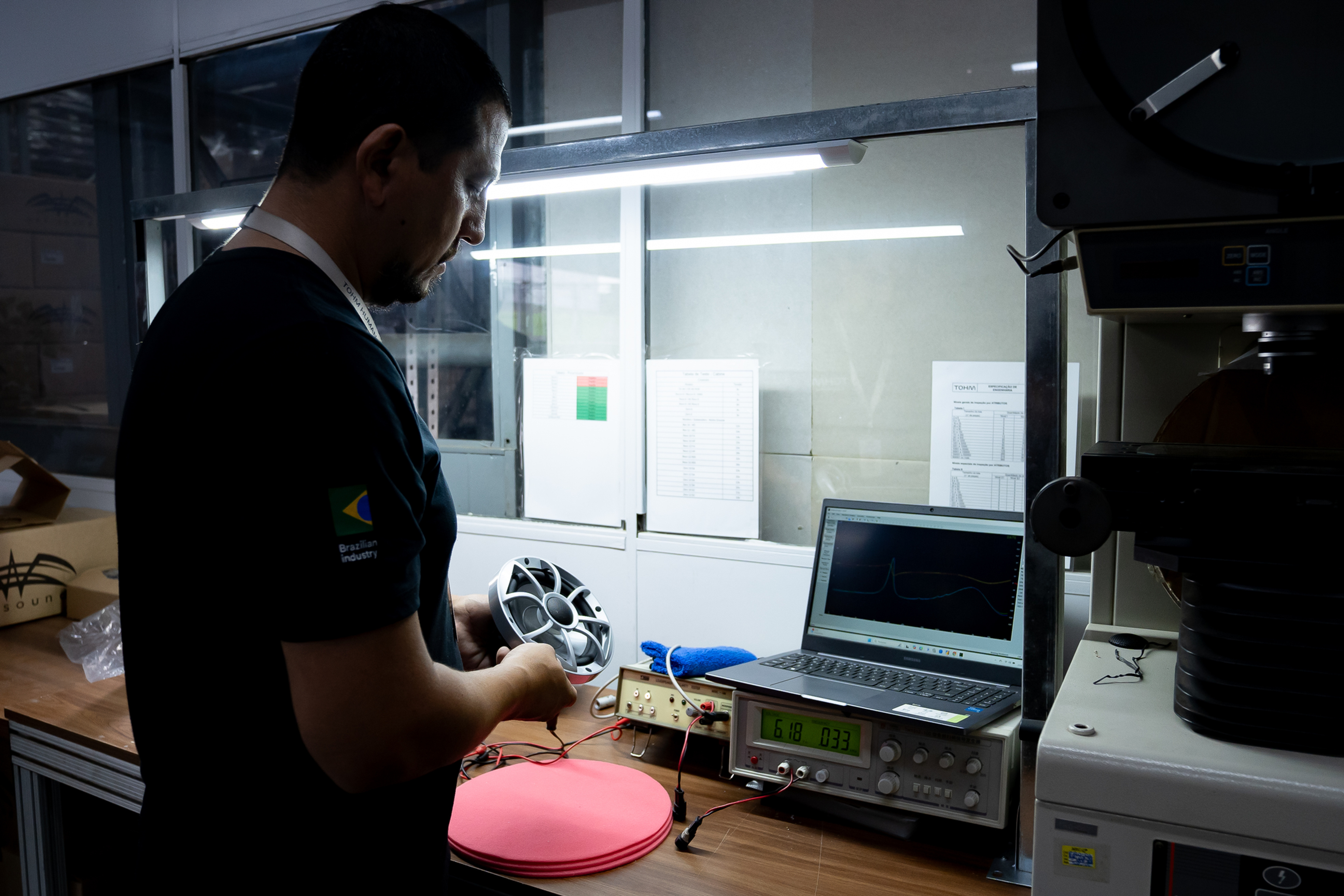 Engenheiro Tohm em sala de teste acústico medindo curva de resposta de alto-falante.