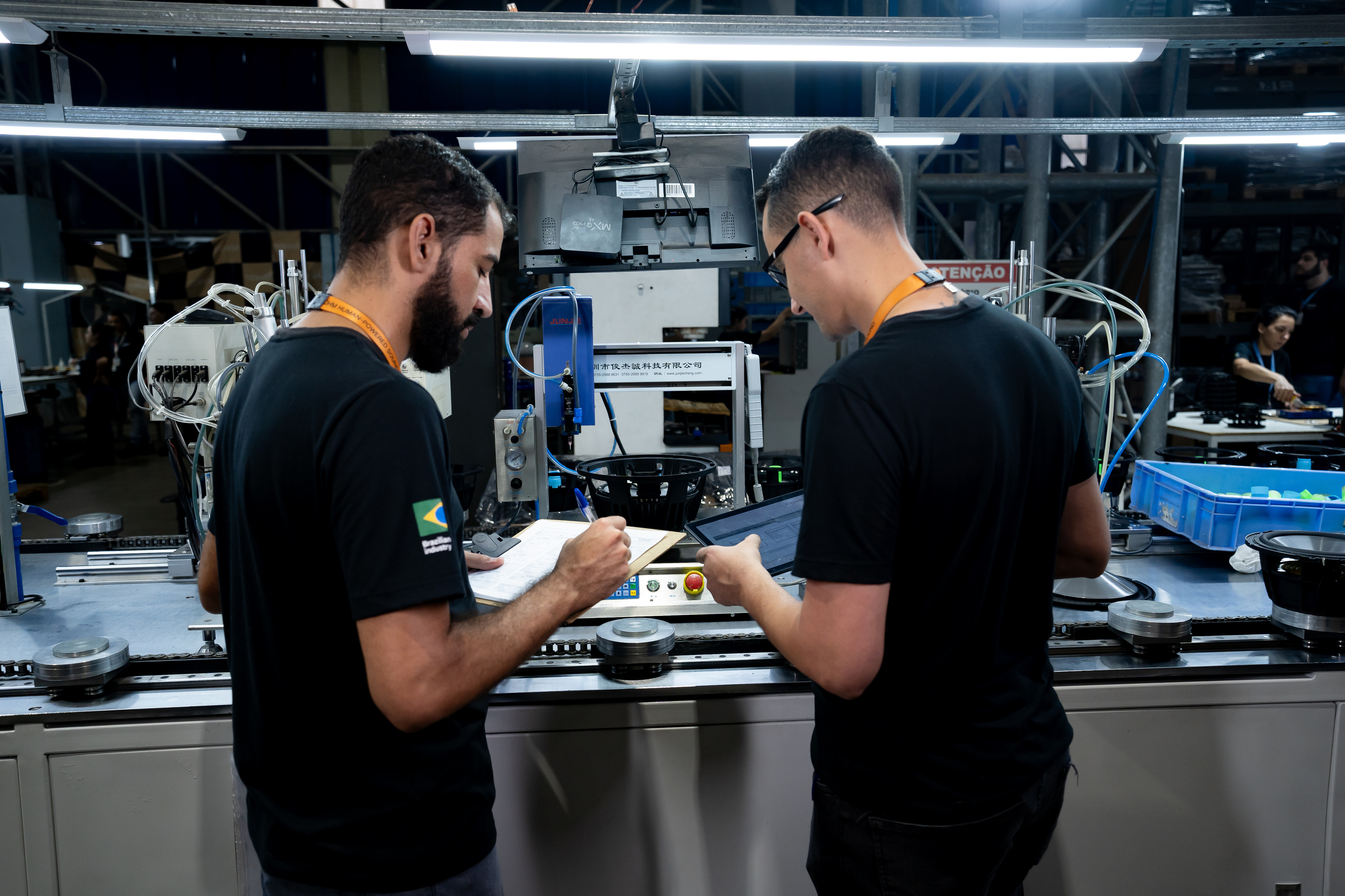 Equipe técnica em controle de especificação.